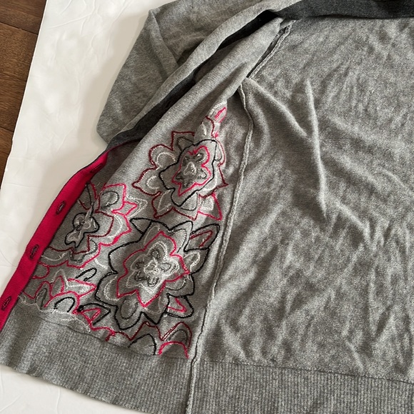 Dark grey with embroiled flowers white and fucsia. - Picture 5 of 8